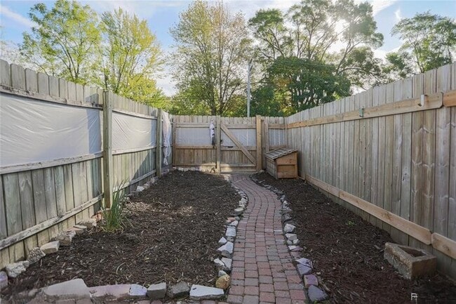 Building Photo - 119 Floral Ave