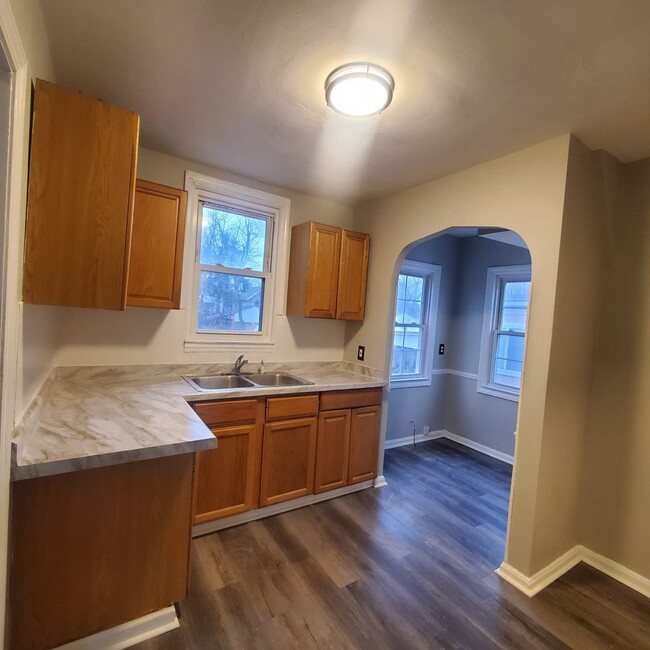 Building Photo - 3 BED 1.5 BATH SINGLE FAMILY HOME IN CLEVE...