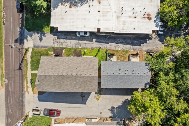 Building Photo - 3BR/2BA ON EAST CAMPUS!
