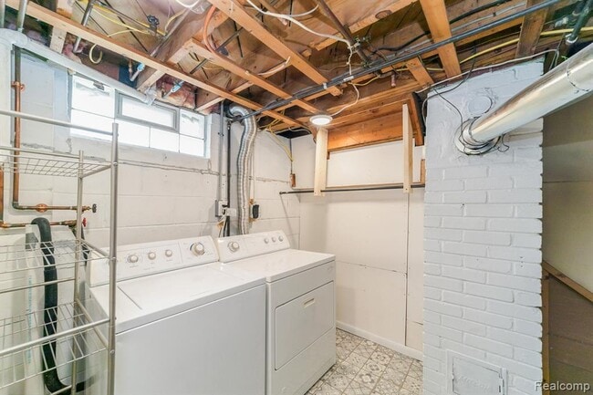 Building Photo - 305 E Granet Ave