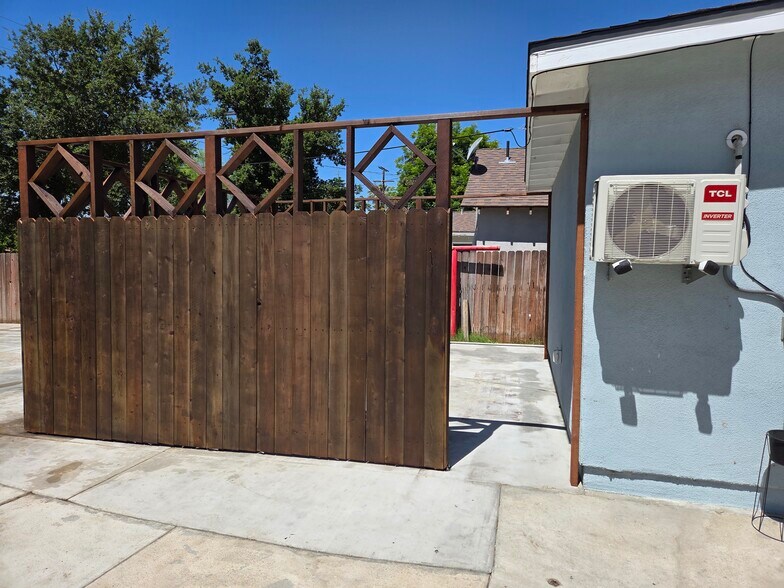 Building Photo - 628 E Kingsley Ave