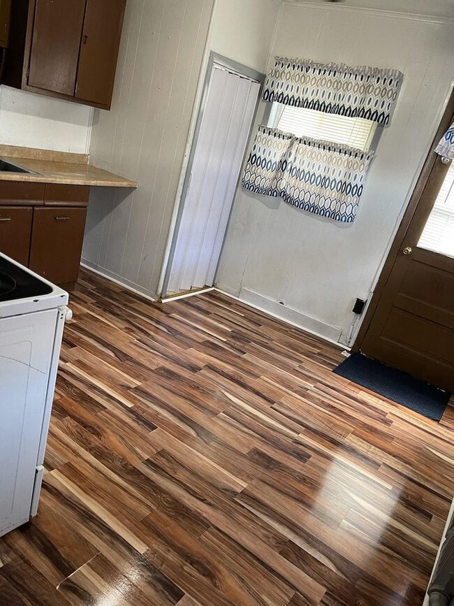 Building Photo - 2 Bedroom 1.5 bath home available in Frank...