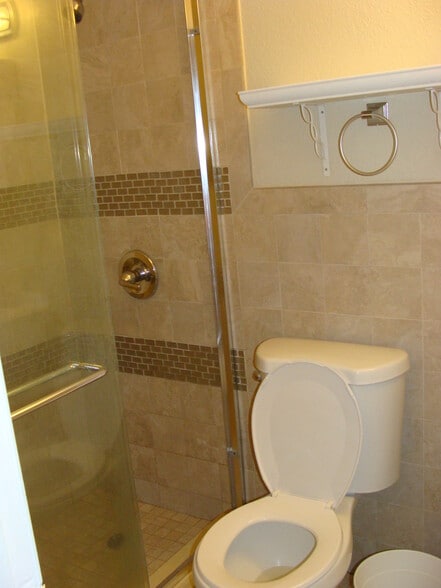 Building Photo - 1105 NE 15th St