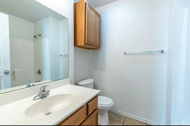 Building Photo - Private 3 Bedroom 3 Bath