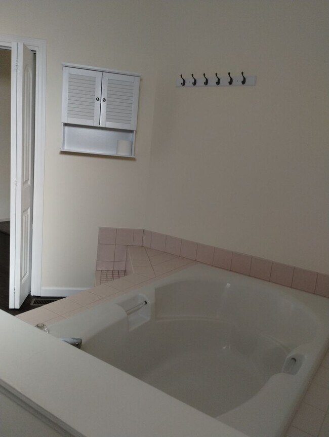 Building Photo - Executive Style Pet Friendly home