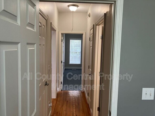 Building Photo - 710 Small Lake Dr