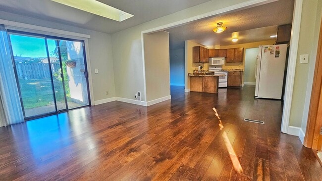 Building Photo - Charming 4 Bed 2 Bath Rambler with Office/Den in Benson Hilll, Renton WA.