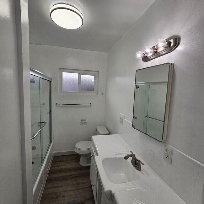 Building Photo - Beautiful Spacious 1 Bed/1 Bath Apartment with Parking $1775