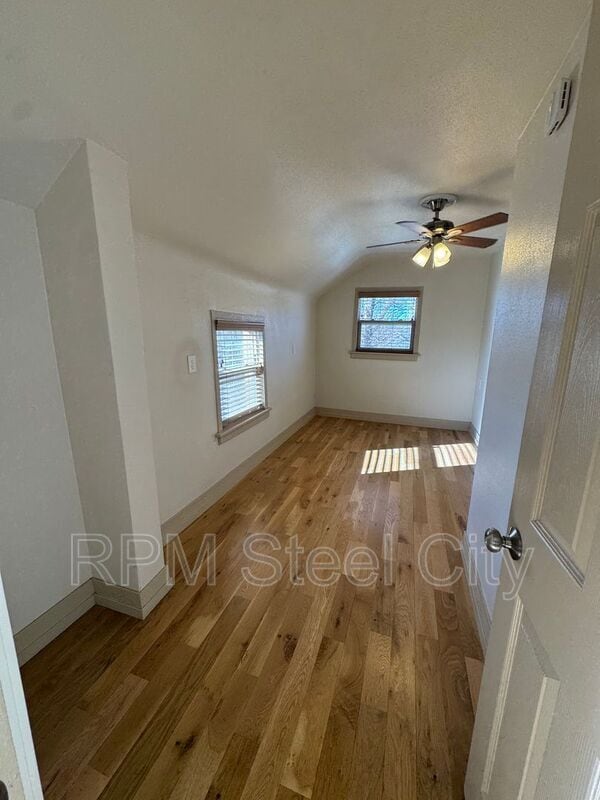 Building Photo - 902 W 11th St