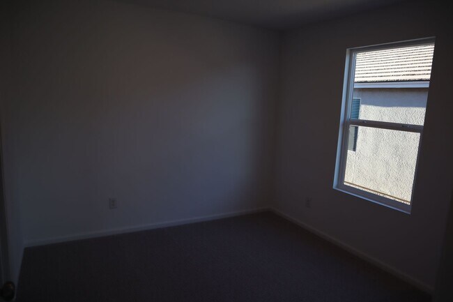 Building Photo - Great Home Great price!