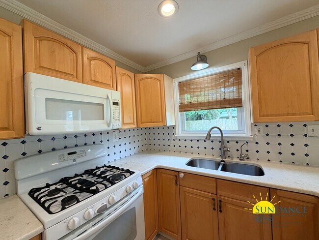 Building Photo - 48 Poulton Dr NW
