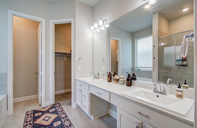 Building Photo - 10442 Eastern Bluestar Dr