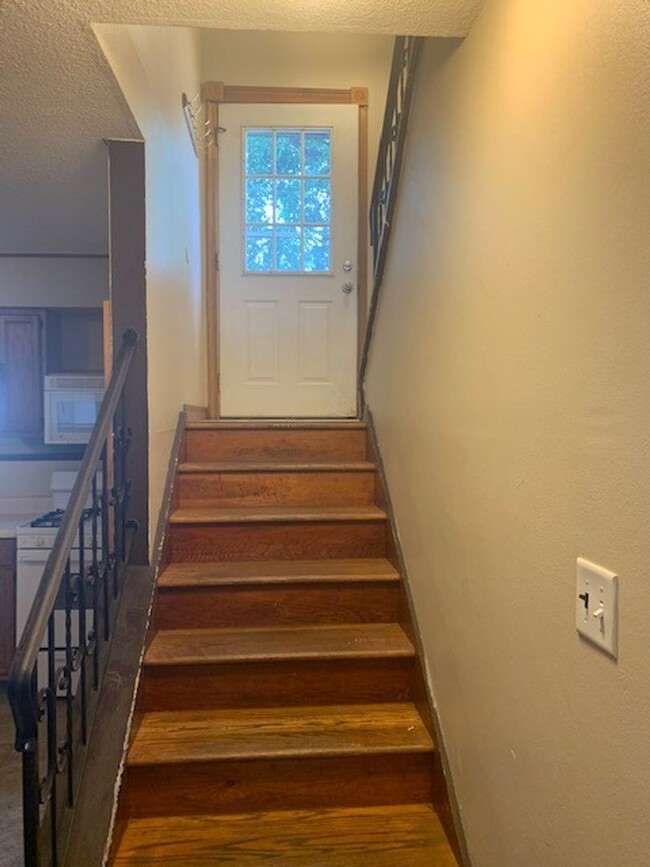 Building Photo - 4 Bedroom 2 Bath Home Available for Rent i...