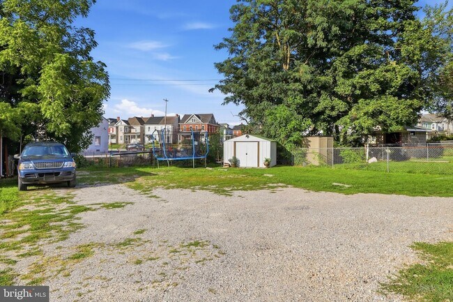 Building Photo - 219 3rd St