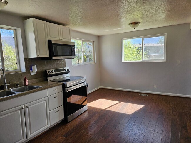 Building Photo - Beautiful 5 Bedroom home in Great Layton Location!