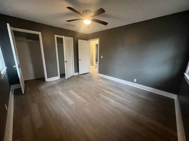 Building Photo - 4 Bedroom 2.5 Bathroom Home