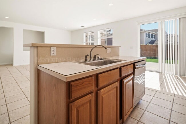 Building Photo - 4725 Sea Ridge Ct