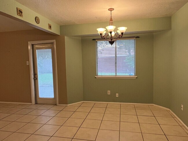 Building Photo - 2118 Meadowgrove Dr