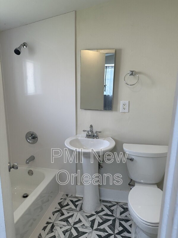 Building Photo - 2427 Rousseau St
