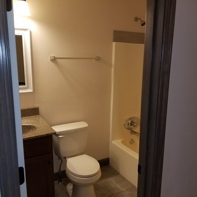Building Photo - 415 Meadow Dr