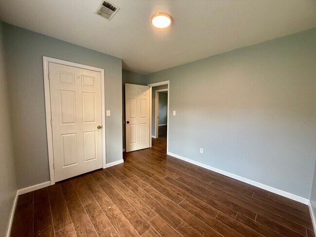 Building Photo - 205 N 18th Ave
