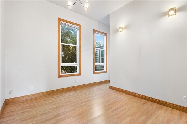 Building Photo - 1702 Paru St