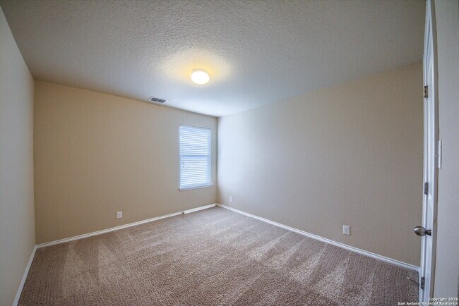 Building Photo - SPACIOUS 4-BEDROOM WITH WATER PARK AMENITIES!!