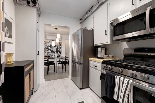 Building Photo - 1035 N Sierra Bonita Ave