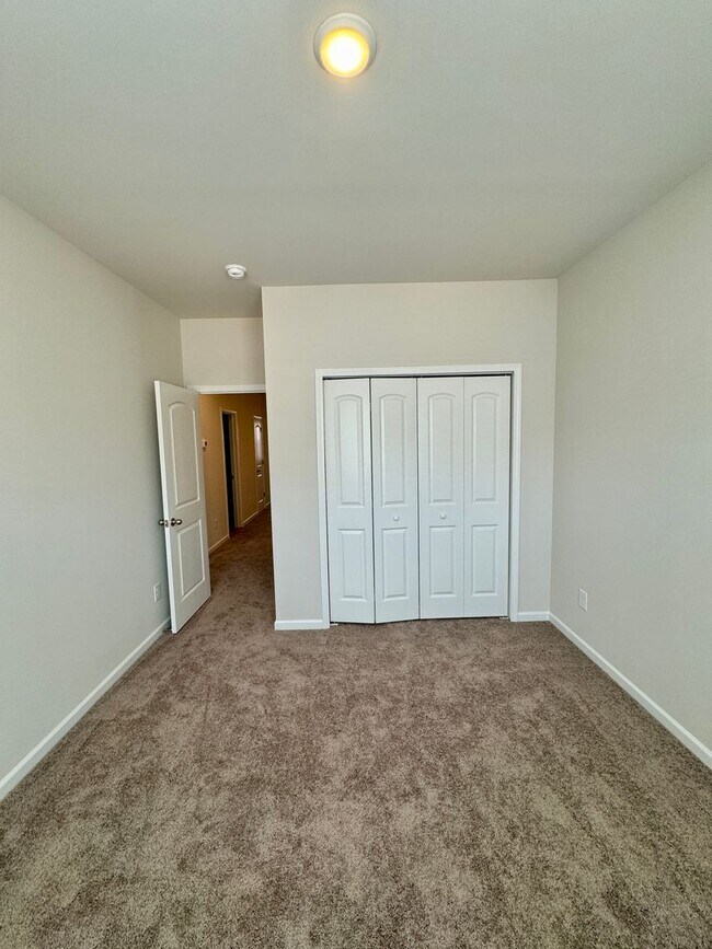 Building Photo - Beautiful, 3BR/2.5BA Townhouse in Gastonia