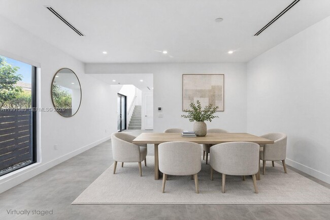 Building Photo - 2840 SW 32nd Ct