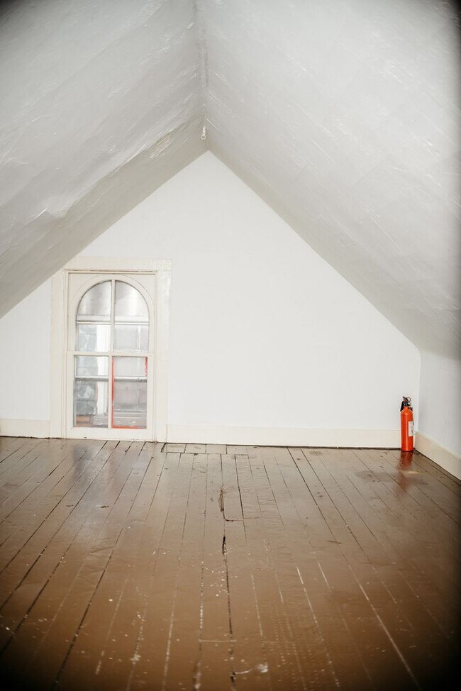 Building Photo - 331 N 3rd St