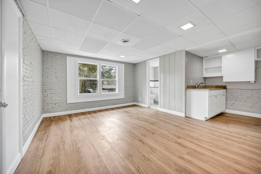 Building Photo - 842 Delverton Rd