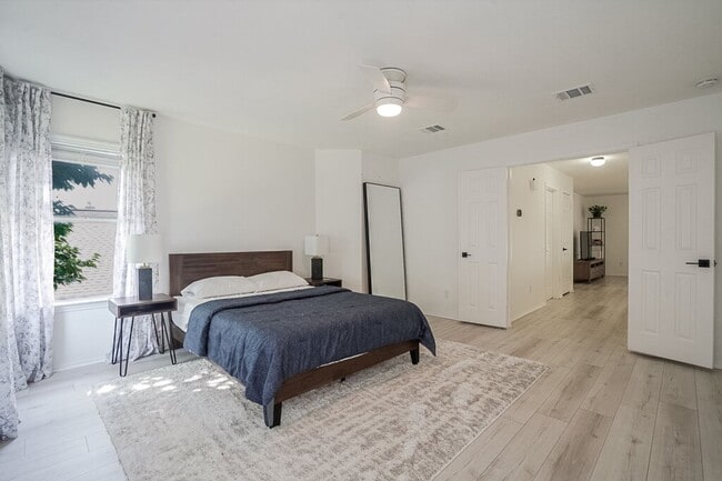 Building Photo - 14817 Single Trce