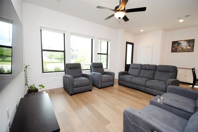 Building Photo - 18643 Parkland Row Dr