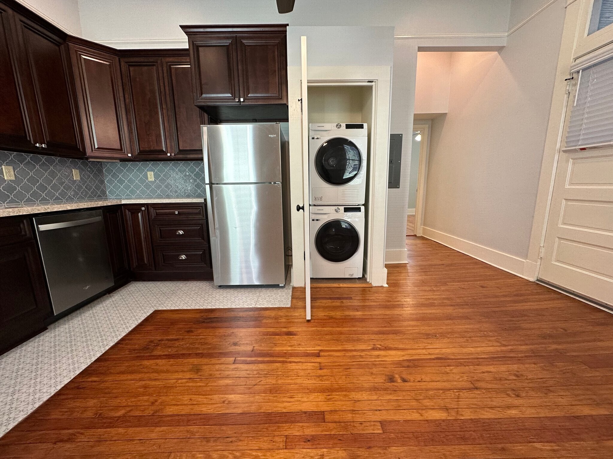 Building Photo - 516 E 8th St