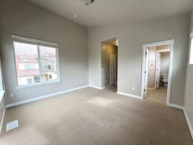 Building Photo - AVAILABLE JULY 1ST | 3 BED | 2.5 BATH | $2,295/MO