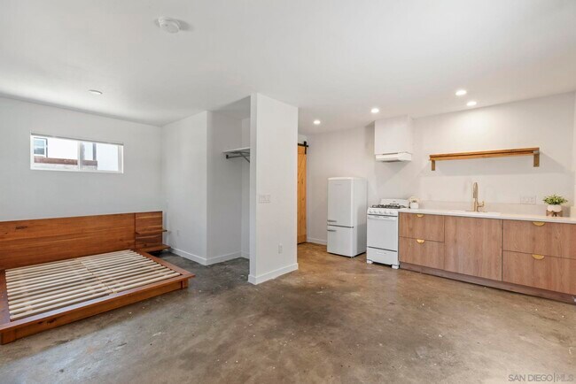 Building Photo - 2548 Violet St