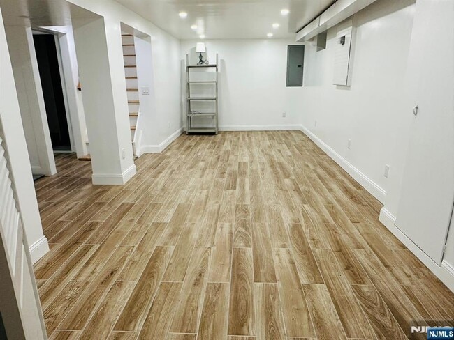 Building Photo - 11 Raymond Pl