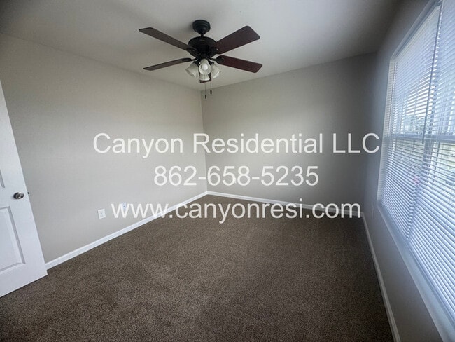 Building Photo - 2521 Spinnaker Dr