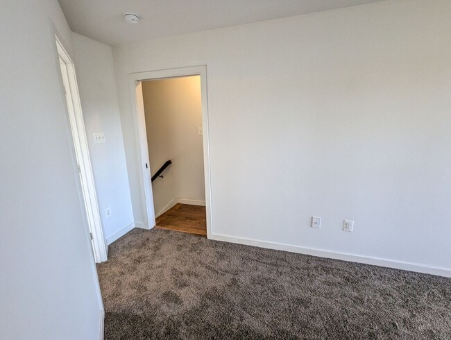 Building Photo - Modern 4 level townhouse available for imm...