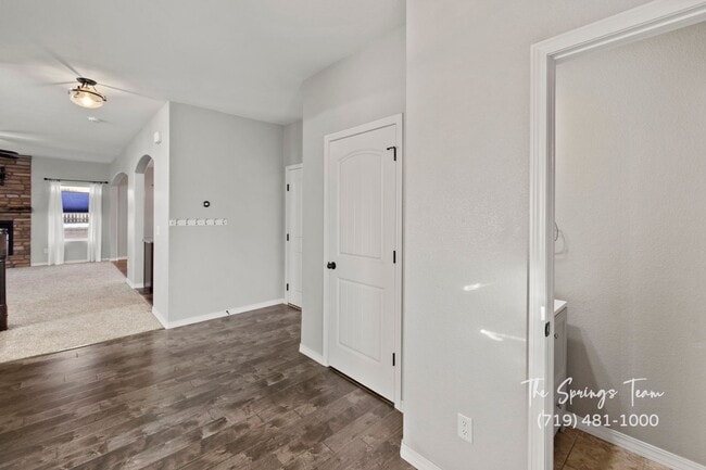 Building Photo - STUNNING 4BD HOME w/ NO ELECTRIC BILL! - Security Deposit Waiver Available