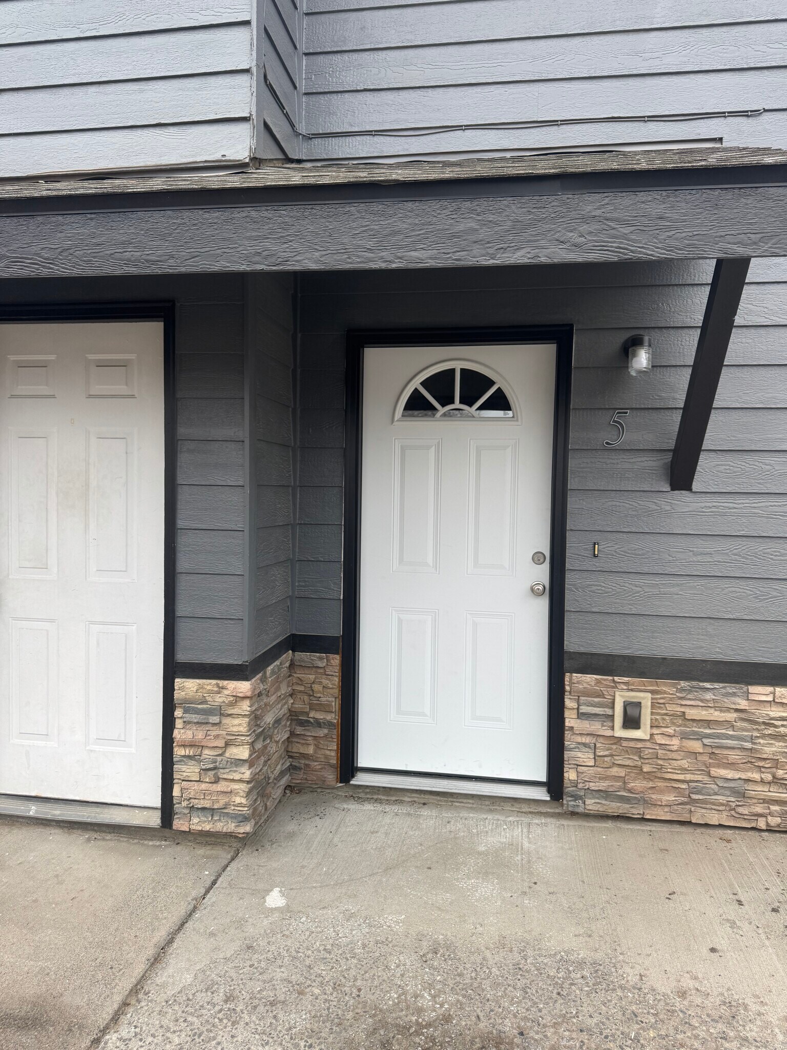 Building Photo - 1949 SW Timber Ave