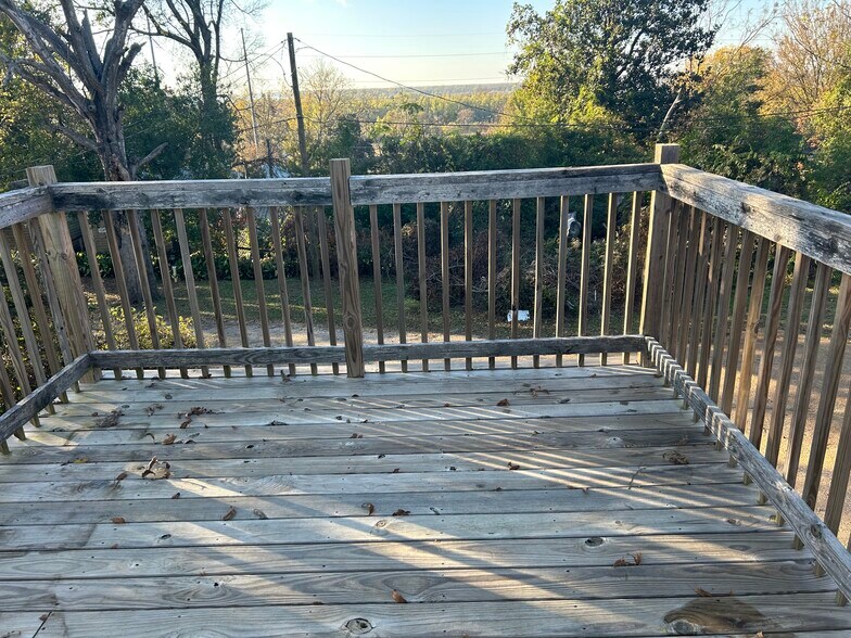 Porch overlooking the MS River - 2214 Oak St