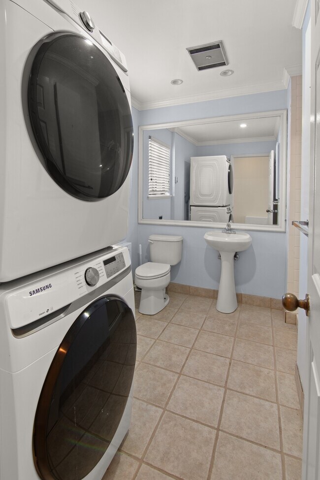 Building Photo - 7 River Rd