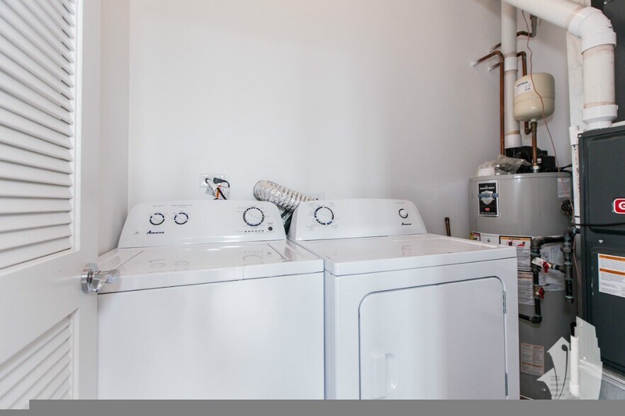 Building Photo - 2700 W North Ave