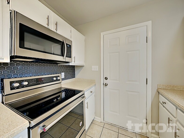 Building Photo - 7300 Yorkville Ct