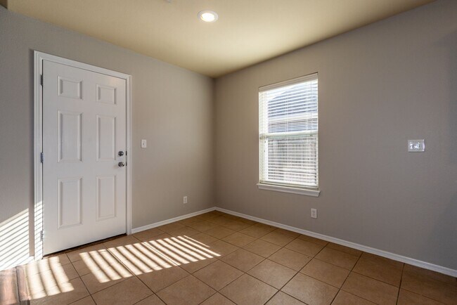 Building Photo - Charming 3 Bed/2 Bath near pool!