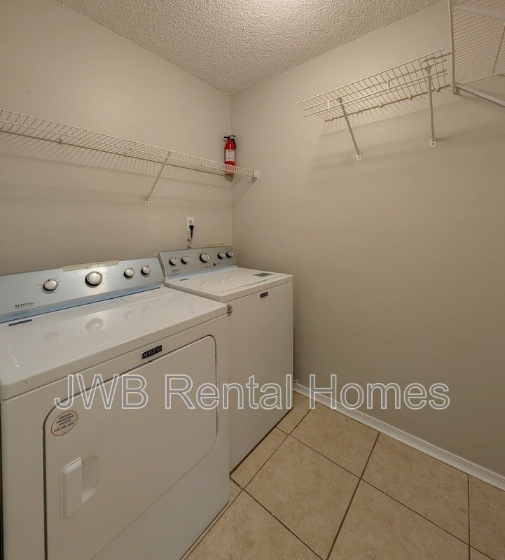 Building Photo - 618 Staffordshire Dr E