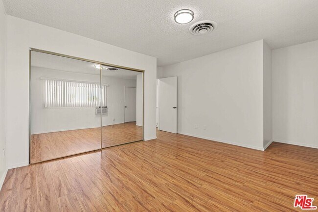 Building Photo - 15540 Moorpark St