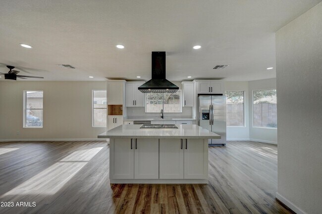 Building Photo - 7113 W Sunnyside Dr